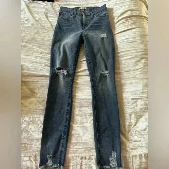 Madewell 9" High-Rise Skinny Jeans in Ontario Wash: Distressed-Hem Edition - Picture 4 of 12